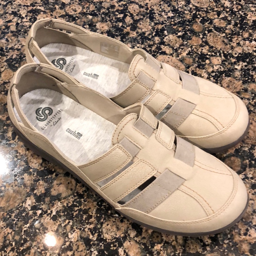 Clark’s Cloudsteppers size 11 women’s beige